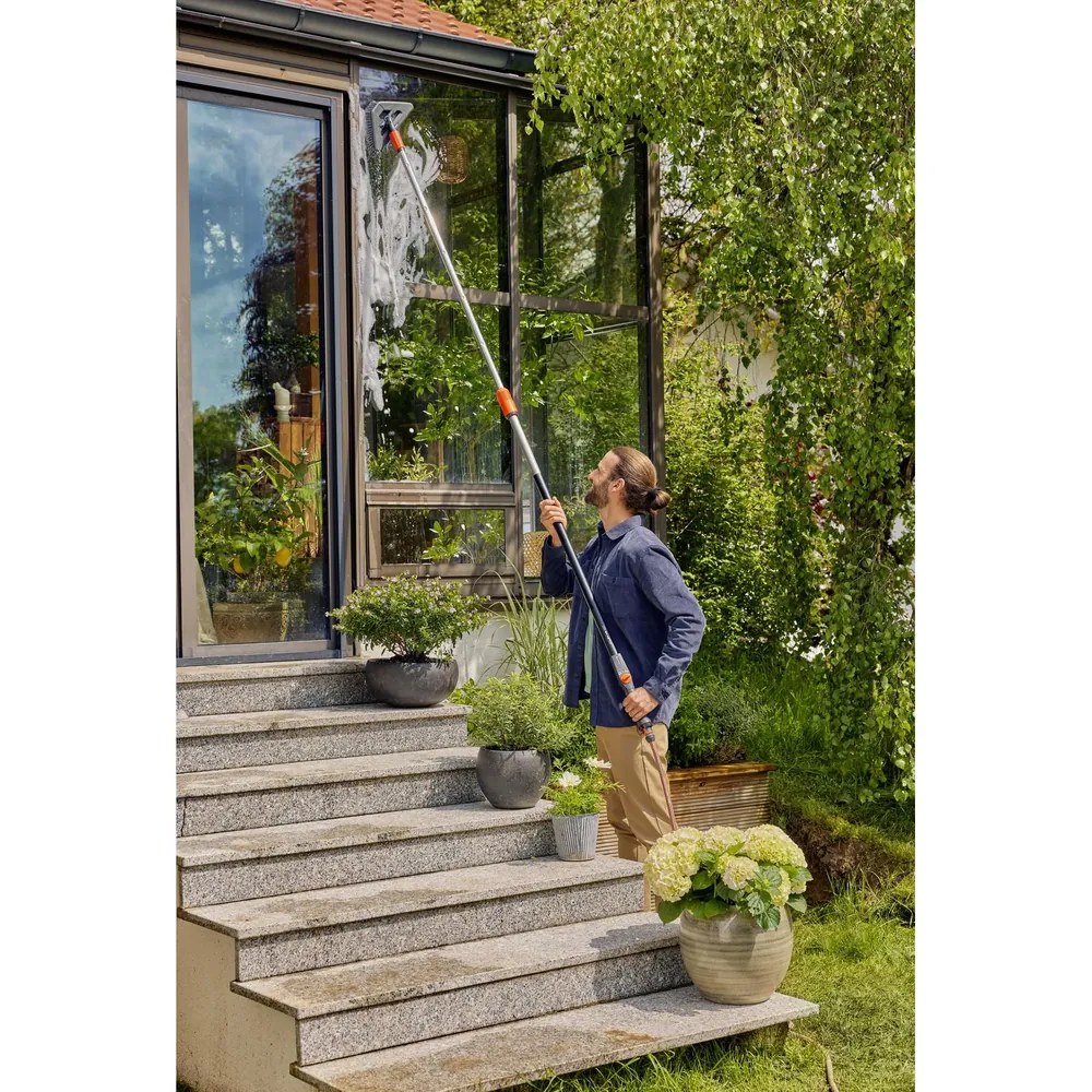 GARDENA Cleansystem Teleskop - Stiel M-XL, wasserführend für fernere Flächen Produktbild img3 L