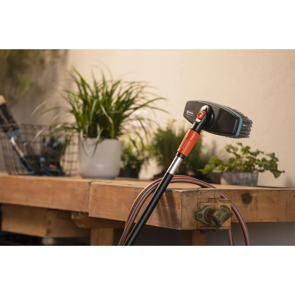 GARDENA Cleansystem Stielbürste soft, Bürste für größere, empfindliche Flächen Produktbild img4 L