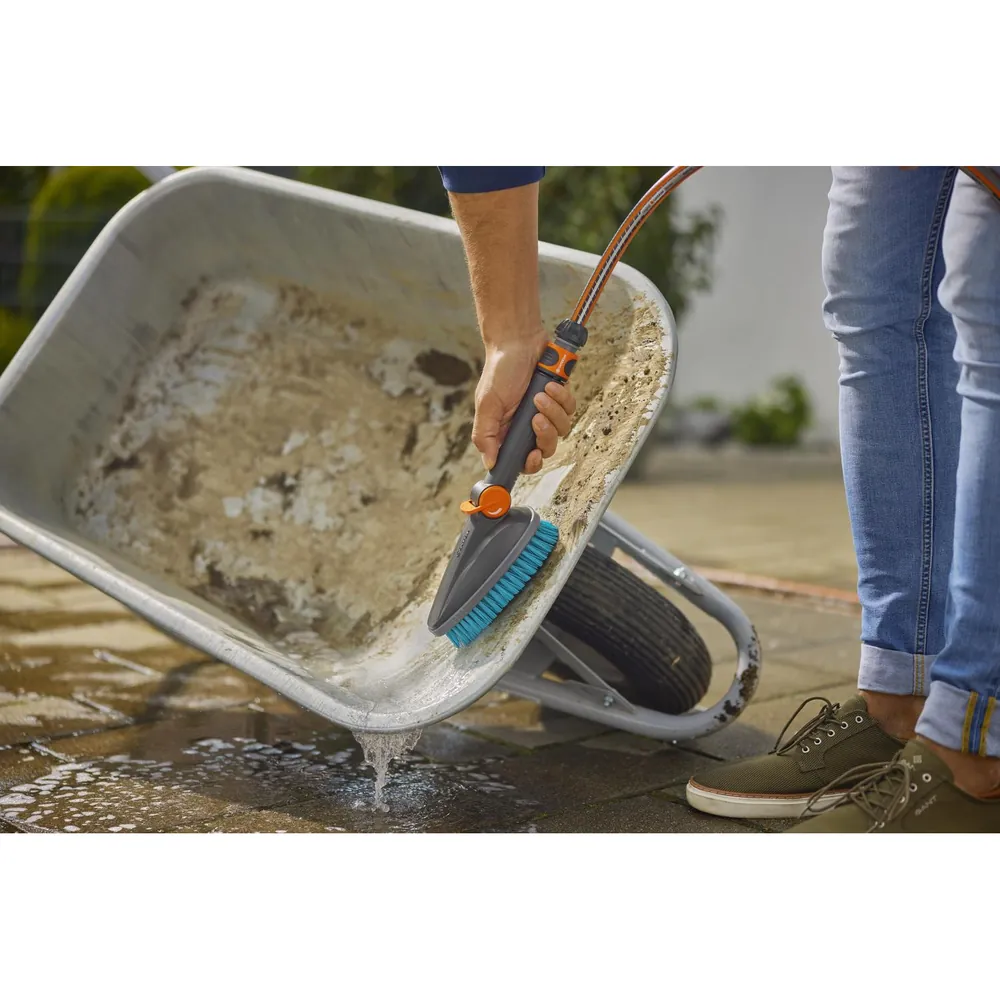 GARDENA Cleansystem Handbürste M hard, mit Schlauchanschluss, für kleinere Flächen Produktbild img2 L