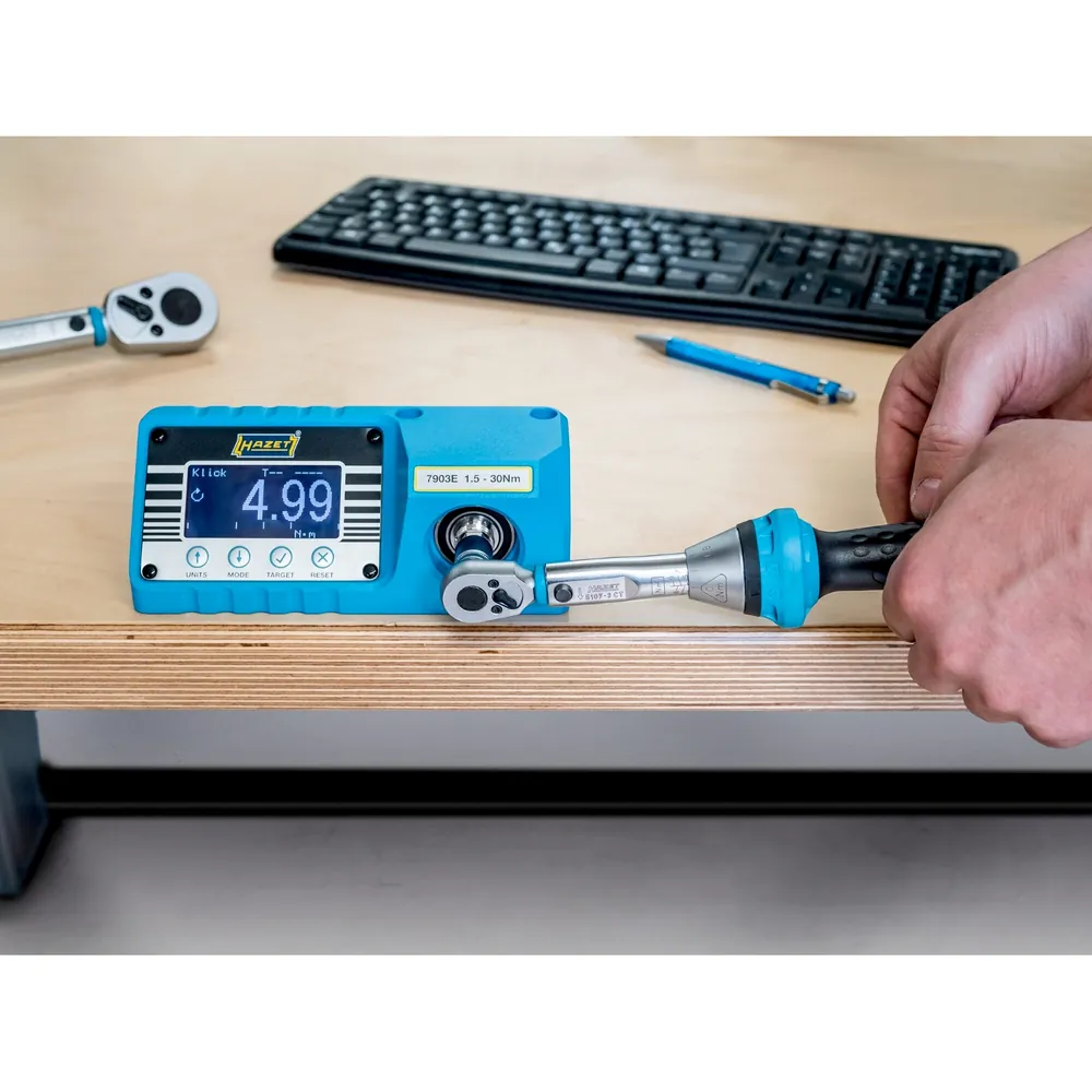 HAZET Drehmoment-Prüfgerät ∙ elektronisch ∙ 1,5 – 30&nbsp;Nm 7903E ∙ Drehmomentbereich min-max: 1.5 – 30 Nm ∙ 3/8 Zoll (10 mm) Sechskant massiv, 1/4 Zoll (6,3 mm) Vierkant hohl, 3/8 Zoll (10 mm) Vierkant hohl ∙ L x B x H: 175 mm x 64 mm x 72 mm Produktbild img3 L