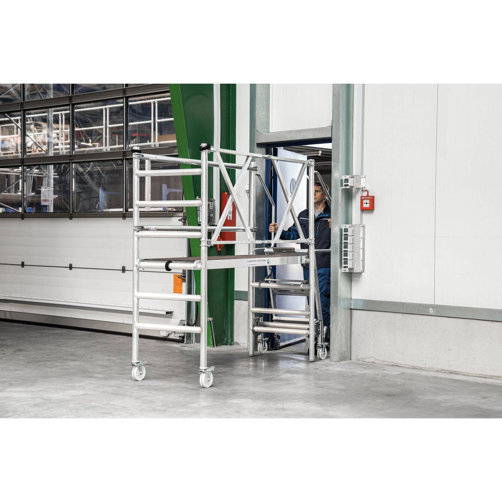 MUNK Günzburger Steigtechnik Montageplattform mit Treppenzustieg Produktbild img2 L